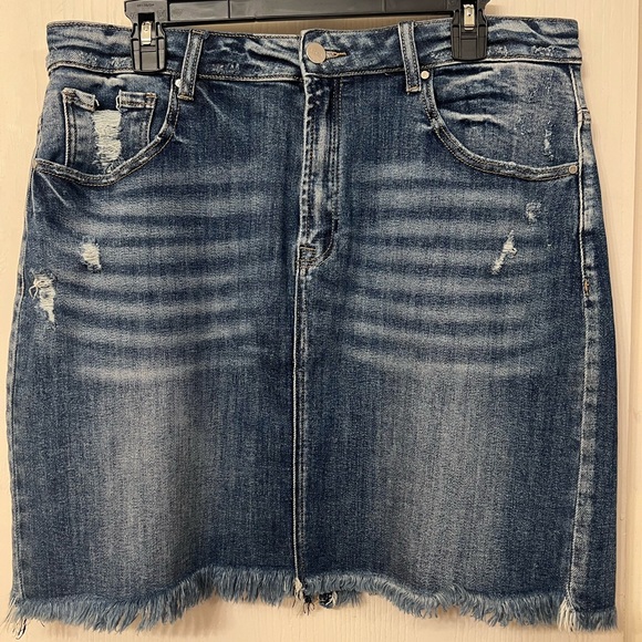 Risen denim skirt with distressing and amazing stretch - Picture 4 of 9